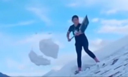 JEZA I DIVLJENJE! Sedam metara visine, sneg koji pritiska oluke i hrabra Tamara – viralni hit na TikToku! (VIDEO)